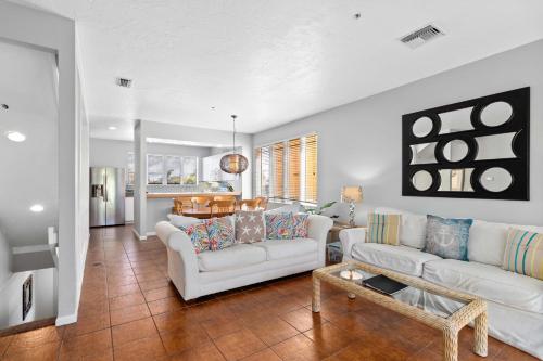 Χώρος καθιστικού στο Cedars East #605