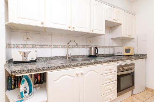 Cosy Studio Apartment Communal Heated Pool