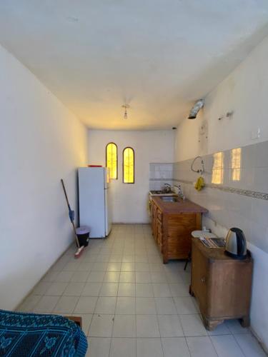 une cuisine avec un évier et un réfrigérateur dans l'établissement Apartamento El Gauchito en Cosquin, à Cosquín
