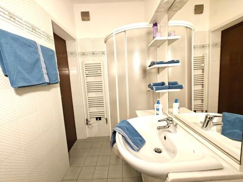 a bathroom with a sink and a mirror at Lakefront with garden in Oria