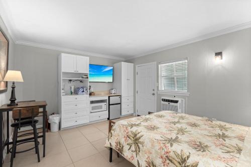 Кухня или мини-кухня в Silver Sands #241A
