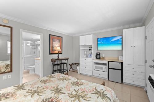 Кухня или мини-кухня в Silver Sands #241A
