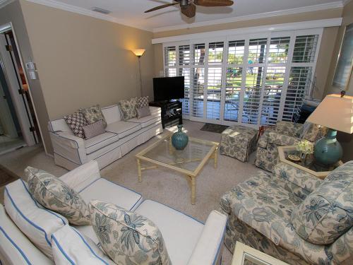 un soggiorno con divani e TV di Whitney Beach #142 a Whitney Beach