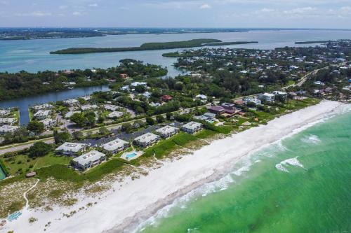 una vista aerea di un resort sulla spiaggia di Whitney Beach #142 a Whitney Beach