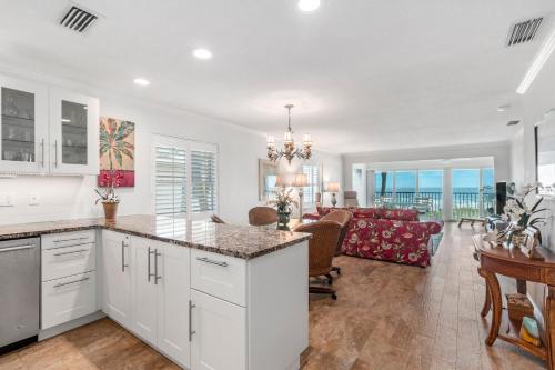 een keuken met witte kasten en een woonkamer bij Whitney Beach #316 in Whitney Beach