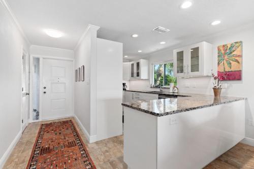 een keuken met witte kasten en een aanrechtblad bij Whitney Beach #316 in Whitney Beach