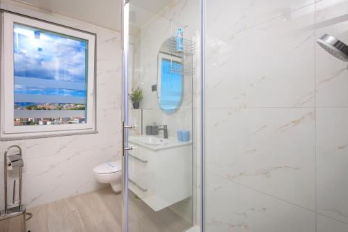 Et badeværelse på Apartman Palma and Luxury Penthouse for a family with swiming pool,parking,terrace,panoramic view at the sea,Podstrana