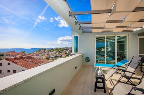 Apartman Palma and Luxury Penthouse for a family with swiming pool,parking,terrace,panoramic view at the sea,Podstrana