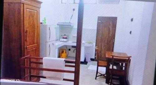 cocina con mesa, mesa y sillas en Doctor house ahangama, en Ahangama