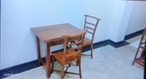 una mesa de madera y una silla junto a una mesa en Doctor house ahangama, en Ahangama