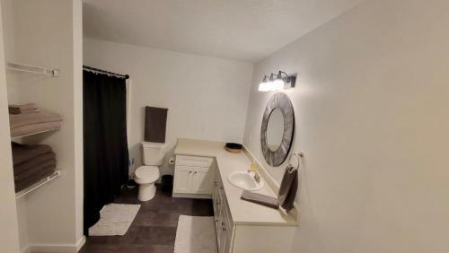 Vannituba majutusasutuses Convenience and Comfort at Silver Strike Condos Unit 3