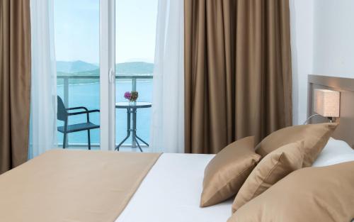 A bed or beds in a room at Hotel Jadran Neum