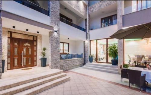 a lobby of a building with a table and chairs at APART-HOTEL PRESiDENT 2 in Ulcinj