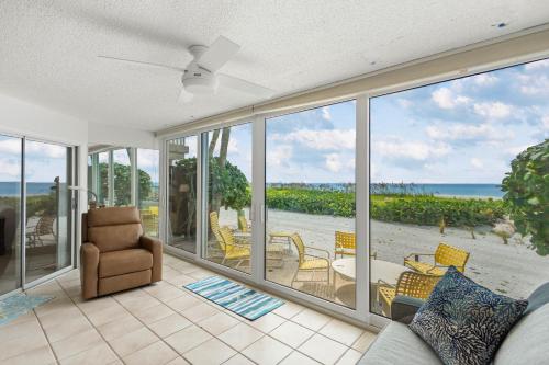 un soggiorno con vista sulla spiaggia di Whitney Beach #315 a Whitney Beach