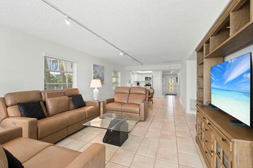 un soggiorno con una grande TV a schermo piatto di Whitney Beach #315 a Whitney Beach