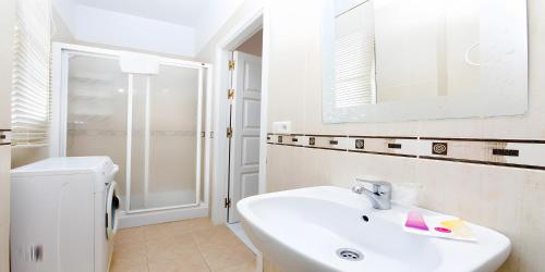 Koupelna v ubytování Apto B-A almoraide suites