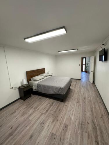 Postel nebo postele na pokoji v ubytování Angol Suite