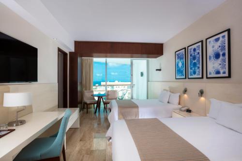 Ένα ή περισσότερα κρεβάτια σε δωμάτιο στο Altitude at Krystal Grand Cancun - All Inclusive