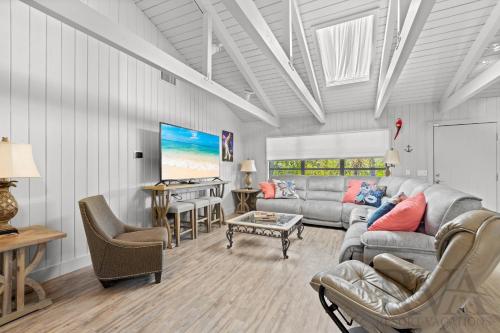 een woonkamer met een bank en een tafel bij Lyons Lane in Whitney Beach