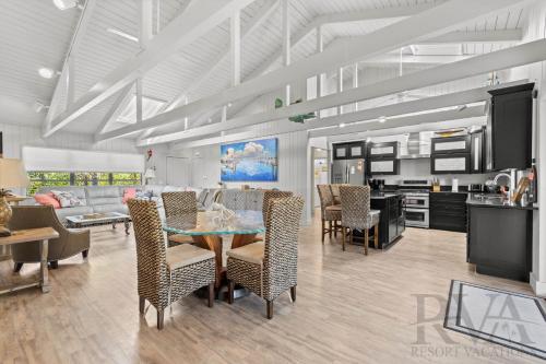 een keuken en eetkamer met een tafel en stoelen bij Lyons Lane in Whitney Beach