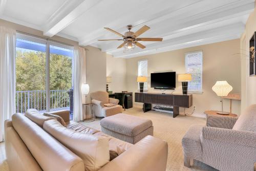 een woonkamer met een bank en een televisie bij Aqua Bay in Longbeach