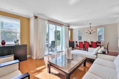 een woonkamer met een bank en een tafel bij Aqua Bay in Longbeach