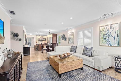 un soggiorno con un divano bianco e un tavolo di Whitney Beach #186 a Whitney Beach