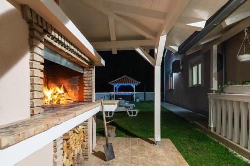 eine Terrasse mit Kamin und Pavillon in der Unterkunft Moderne Ferienwohnung mit jacuzzi in Ližnjan