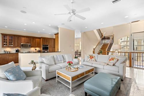 un soggiorno con mobili bianchi e una cucina di Marbury Lane a Sister Keys