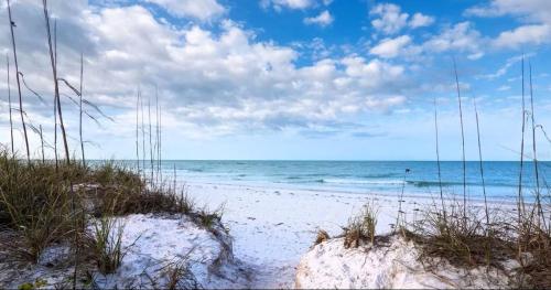 una spiaggia con sabbia e l'oceano in una giornata nuvolosa di Casa Poinsetta a Longbeach