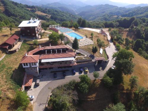 eine Luftansicht eines Hauses mit Pool in der Unterkunft Panorama Family Hotel in Slatograd