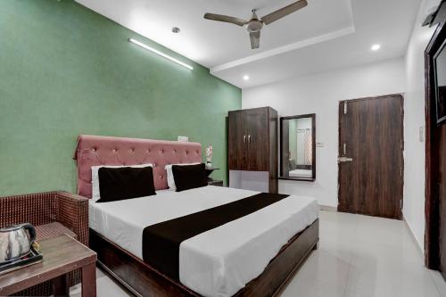 Postel nebo postele na pokoji v ubytování Hotel O UR wish