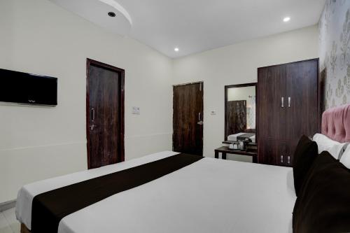 Postel nebo postele na pokoji v ubytování Hotel O UR wish