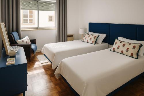 Ένα ή περισσότερα κρεβάτια σε δωμάτιο στο Vintage 2-Bed Apt with Music Room