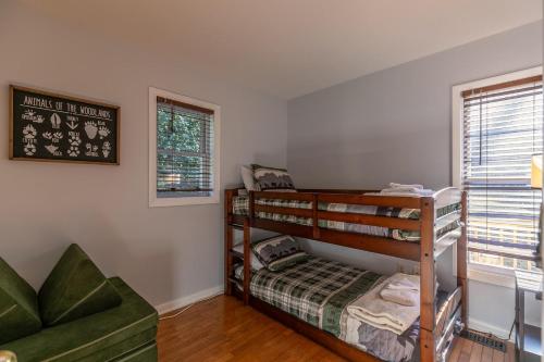 una habitación con dos literas y un sofá en Snaggys Retreat, en Boone