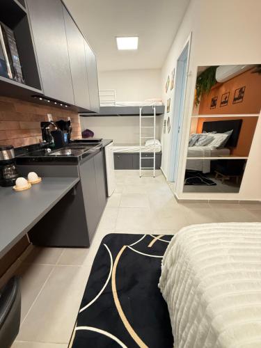 eine Küche mit Spüle und ein Bett in einem Zimmer in der Unterkunft Studio America Gardens in Rio de Janeiro