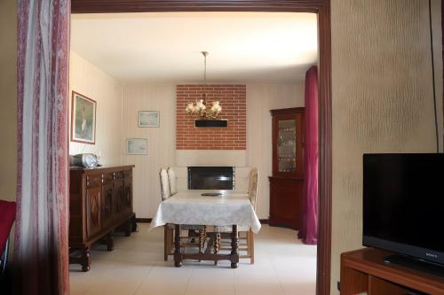 Μια τηλεόραση ή/και κέντρο ψυχαγωγίας στο Gite Chez Jeanne