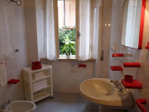 Vannituba majutusasutuses Gemütliche Wohnung In Castiglione Della Pescaia