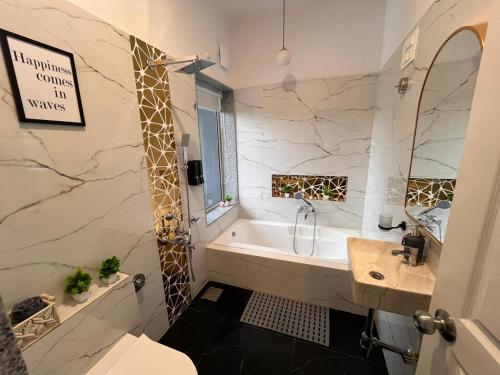 Koupelna v ubytování Casa Oceanus - Pool Facing Room - Ganpatipule