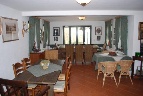 une salle à manger avec deux tables et des chaises ainsi qu'une salle à manger dans l'établissement Hiddensee, à Dargun