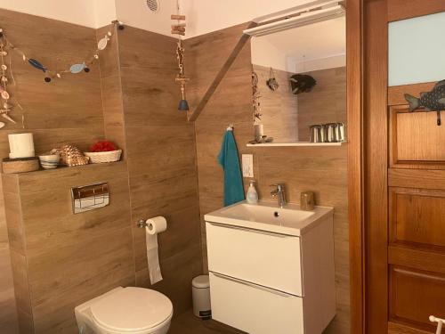 une salle de bains avec toilettes et lavabo dans l'établissement Agroturystka Dom w Owocowym Sadzie, à Nowosielce Kozickie