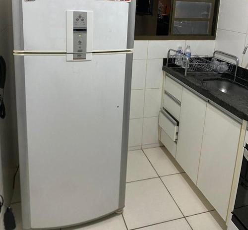 Una cocina o cocineta en Apto com tudo oq vc precisa para se sentir em casa!