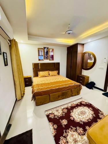 een slaapkamer met een groot bed en een tapijt bij One Bed Luxury Flat Apartment Bahria Town Islamabad in Rawalpindi