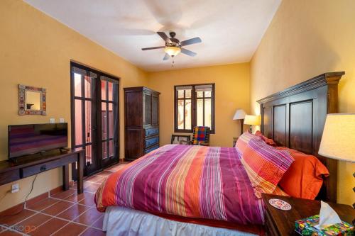 ein Schlafzimmer mit einem Bett und einem Flachbildfernseher in der Unterkunft Welcome to Casa Sonrisas, charming and peaceful in Nopoló