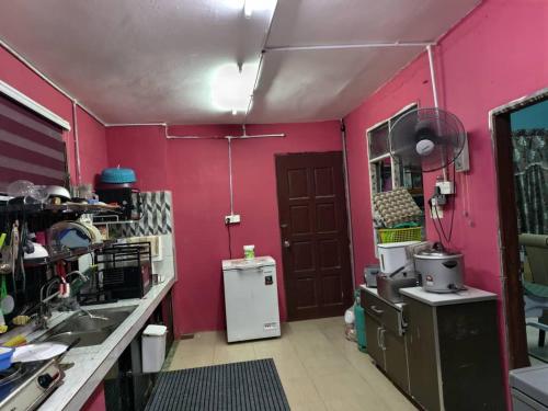 Kuchyň nebo kuchyňský kout v ubytování Homestay ujang