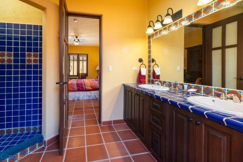 ein Badezimmer mit zwei Waschbecken und einem Spiegel in der Unterkunft Welcome to Casa Sonrisas, charming and peaceful in Nopoló