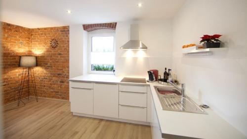 Una cocina o cocineta en Helle Und Moderne Ferienwohnung Mit Terrasse