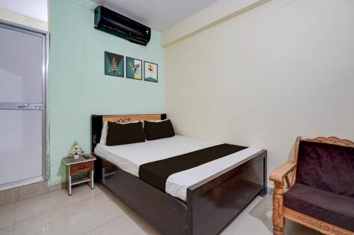 Un dormitorio con una cama y una silla dentro. en HOTEL O A.P PALACE, en Dīgha
