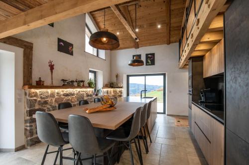 Televiisor ja/või meelelahutuskeskus majutusasutuses Gîte La Colline