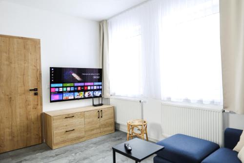 博兹达尔U Božího potoka by Mountain ways的配有沙发和平板电视的客厅